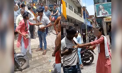 தொல்லை கொடுத்த வாலிபர்; சட்டை காலரை பிடித்து, கன்னத்தில் அறைந்த பள்ளி மாணவி:  வைரலான வீடியோ