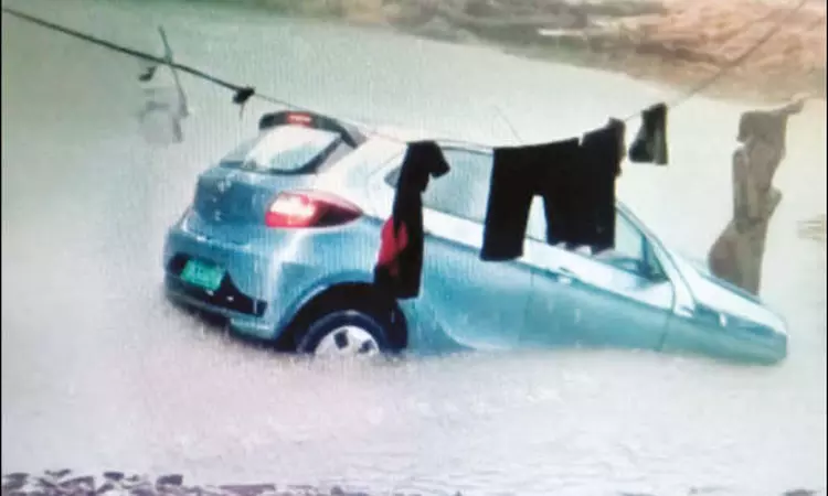 கூகுள் மேப் காட்டிய பாதையில் சென்ற கார் குளத்தில் பாய்ந்தது: உயிர் தப்பிய தம்பதி