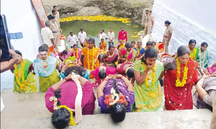 திருவண்ணாமலை: கோட்டுப்பாக்கம் கிராமத்தில் குழந்தை வரம் வேண்டி மண் சோறு சாப்பிட்ட பெண்கள்