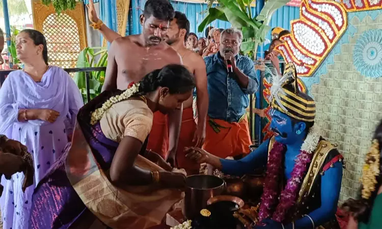 சண்டி கருப்பசாமி கோவிலில் பக்தர்களுக்கு பிடி காசு வழங்கும் விழா