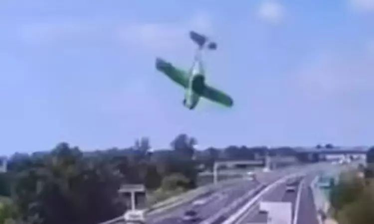 இத்தாலியில் நெடுஞ்சாலையில் விழுந்து நொறுங்கிய விமானம்