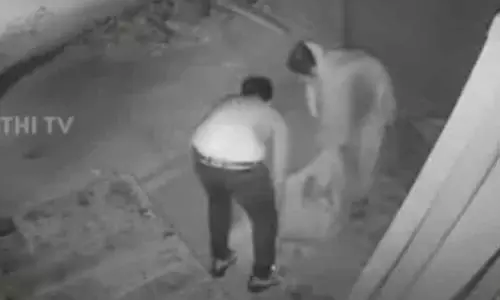 மூதாட்டியை சாலையில் போட்டுச்சென்ற குடும்பம்.. மனதை நொறுக்கிய சோக காட்சி மூதாட்டியை சாலையில் போட்டுச்சென்ற குடும்பம்.. மனதை நொறுக்கிய சோக காட்சி