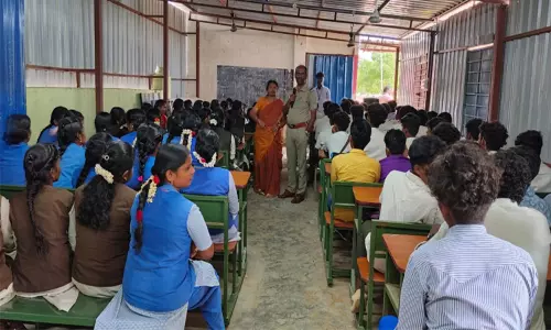 நெல்லையில் கல்லூரி மாணவர்களிடம் பெண்கள் பாதுகாப்பு குறித்து விழிப்புணர்வு நெல்லையில் கல்லூரி மாணவர்களிடம் பெண்கள் பாதுகாப்பு குறித்து விழிப்புணர்வு