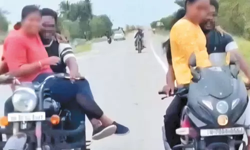 பைக் பெட்ரோல் டேங்கில் மனைவிகளை அமர வைத்து பயணம் செய்த வாலிபர்கள்- வைரலாகும் வீடியோ பைக் பெட்ரோல் டேங்கில் மனைவிகளை அமர வைத்து பயணம் செய்த வாலிபர்கள்- வைரலாகும் வீடியோ