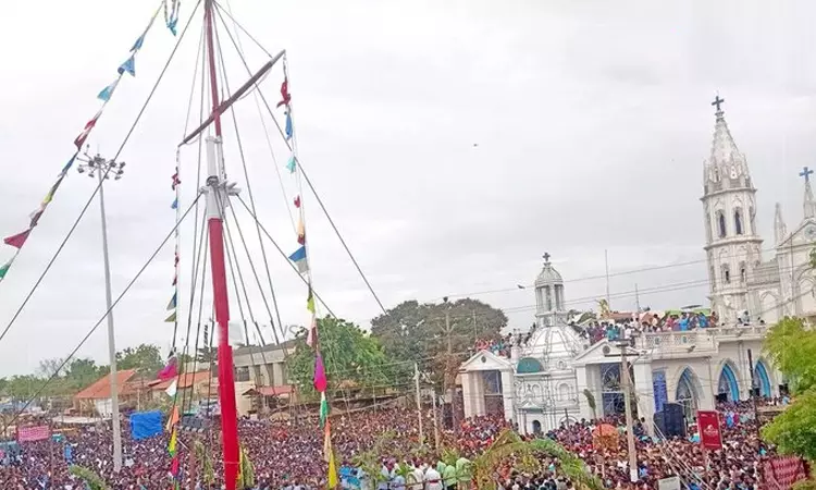 தூத்துக்குடி பனிமயமாதா ஆலய பெருவிழா கொடியேற்றத்துடன் தொடங்கியது