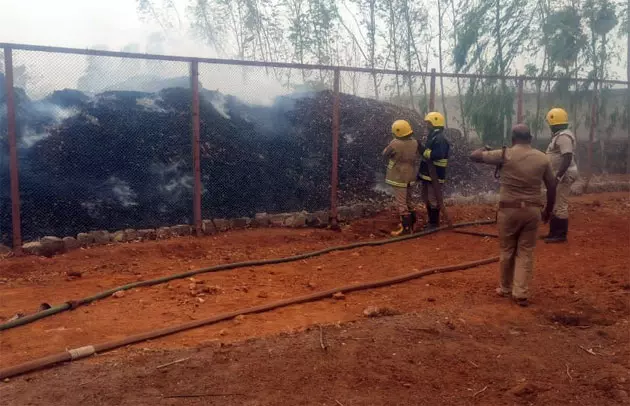 தூத்துக்குடியில் தேங்காய் நார் குடோனில் தீவிபத்து: ரூ.10 லட்சம் மதிப்பிலான நார்கள் சேதம்