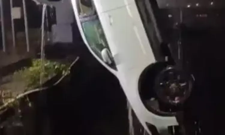 கூகுள் மேப் பார்த்து பெண் ஓட்டிச் சென்ற கார் கடலில்  விழுந்தது; அதிர்ஷ்டவசமாக  உயிர்  தப்பினார்