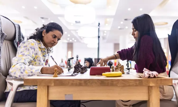 பெண்கள் உலகக் கோப்பை செஸ் இறுதிப்போட்டி: ஹம்பி - திவ்யா முதல் ஆட்டம் டிரா