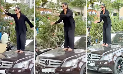 ஓடும் காரின் மேல் ஏறி நடனமாடிய இளம்பெண் - வைரல் வீடியோ ஓடும் காரின் மேல் ஏறி நடனமாடிய இளம்பெண் - வைரல் வீடியோ