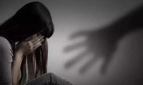 ஆட்டோவுக்காக காத்திருந்த சிறுமியை காரில் கடத்தி பாலியல் வன்கொடுமை