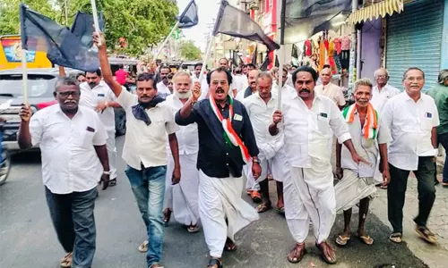 தூத்துக்குடியில் பிரதமர் மோடிக்கு எதிராக கருப்பு கொடி போராட்டம்: காங்கிரஸ் கட்சியினர் கைது தூத்துக்குடியில் பிரதமர் மோடிக்கு எதிராக கருப்பு கொடி போராட்டம்: காங்கிரஸ் கட்சியினர் கைது