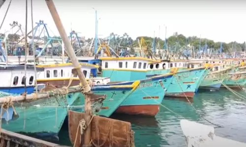 ராமேஸ்வரம் மீனவர்கள் கடலுக்கு செல்ல தடை - ரூ.10 கோடி வருவாய் இழப்பு ராமேஸ்வரம் மீனவர்கள் கடலுக்கு செல்ல தடை - ரூ.10 கோடி வருவாய் இழப்பு