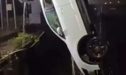 கூகுள் மேப் பார்த்து பெண் ஓட்டிச் சென்ற கார் கடலில்  விழுந்தது; அதிர்ஷ்டவசமாக  உயிர்  தப்பினார்