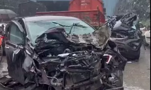 மும்பையில்  எக்ஸ்பிரஸ்வே சாலையில்  கட்டுப்பாட்டை இழந்த டிரக் மோதி  20 வாகனங்கள் சேதம்