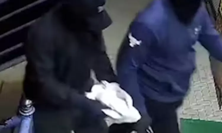 நகைக்கடையில் துப்பாக்கி முனையில்  தங்க நகை கொள்ளை; முகமூடி ஆசாமிகளுக்கு வலைவீச்சு