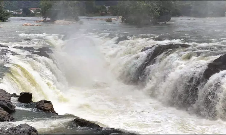 ஒகேனக்கல்லுக்கு நீர்வரத்து வினாடிக்கு 57 ஆயிரம் கனஅடியாக அதிகரிப்பு