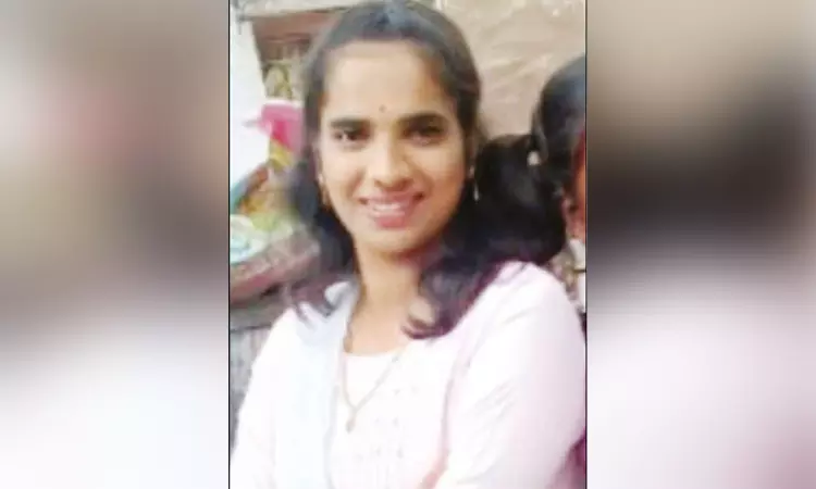 என்னை இப்படி ஏமாற்றி விட்டாயே... காதலன் வீட்டின் முன்பு பெண் போலீஸ் எடுத்த விபரீத முடிவு