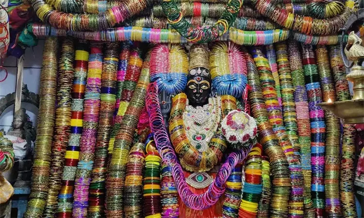 ஆடிப்பூர சிறப்பு வழிபாடு: அம்மனுக்கு கண்ணாடி வளையல்கள் வழங்குவது புண்ணியம்