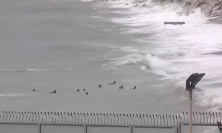 மொராக்கோவில் இருந்து ஸ்பெயினுக்குள் நுழைய கடலில் நீந்தி ஆபத்தான பயணம் - 84 பேர் மீட்பு