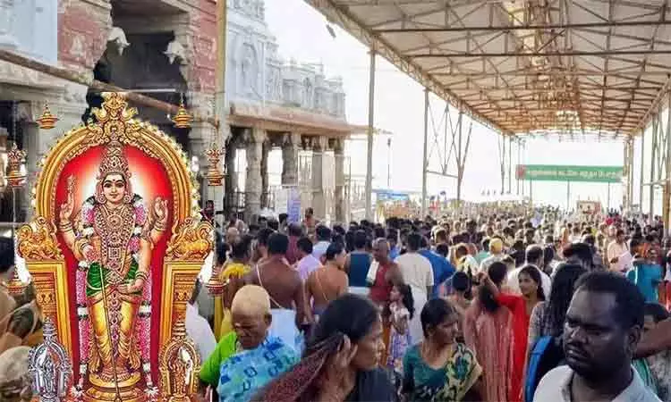 வார விடுமுறை: திருச்செந்தூரில் அலைகடலென திரண்ட பக்தர்கள்