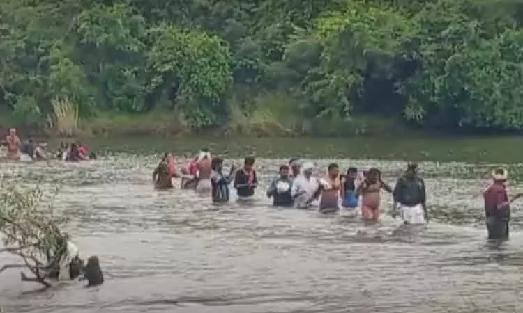 நெல்லை: தாமிரபரணி ஆற்றில் சிக்கிய பக்தர்கள் பத்திரமாக மீட்பு