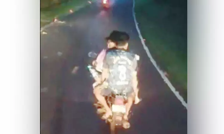 பஸ்சுக்கு வழிவிடாமல் சாலையில் தாறுமாறாக பைக்கை  ஓட்டிய வாலிபர்களுக்கு காத்திருந்த அதிர்ச்சி