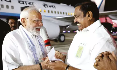 3 கோரிக்கைகள்: பிரதமர் மோடியிடம் மனு அளித்த எடப்பாடி பழனிசாமி 3 கோரிக்கைகள்: பிரதமர் மோடியிடம் மனு அளித்த எடப்பாடி பழனிசாமி