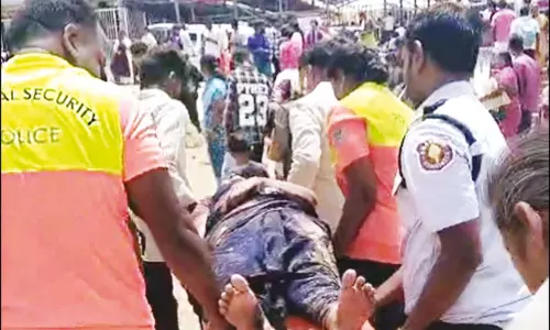 திருச்செந்தூர் கடலில் புனித நீராடியபோது ராட்சத அலையில் சிக்கி பெண் பக்தர் கால் முறிந்தது திருச்செந்தூர் கடலில் புனித நீராடியபோது ராட்சத அலையில் சிக்கி பெண் பக்தர் கால் முறிந்தது