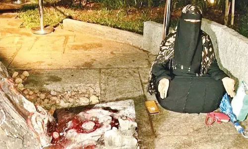 கவி சித்தேஸ்வரா மடத்தில் தினமும் ஒரு மணி நேரம் தியானம் செய்யும் முஸ்லிம் பெண்