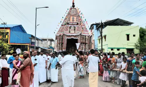 ஆடிப்பூர திருவிழா: திருக்கடையூர் அமிர்தகடேஸ்வரர் கோவிலில் தேரோட்டம் ஆடிப்பூர திருவிழா: திருக்கடையூர் அமிர்தகடேஸ்வரர் கோவிலில் தேரோட்டம்