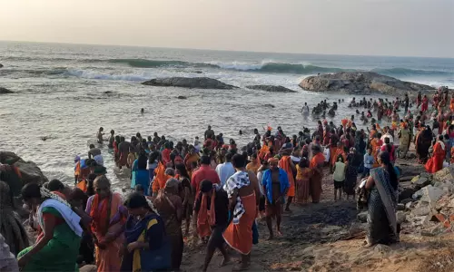 முட்டப்பதி வைகுண்ட சாமி கோவிலில் திரண்ட அய்யாவழி பக்தர்கள்- கடலில் புனித நீராடி வழிபட்டனர்