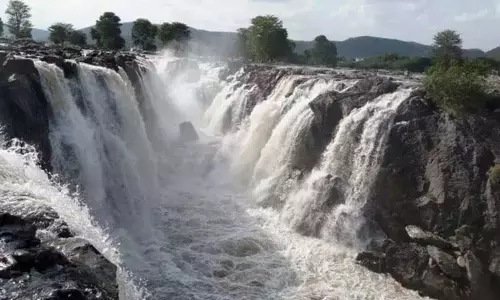 ஒகேனக்கல் காவிரியில் நீர்வரத்து அதிகரிப்பு - அருவியில் குளிக்க சுற்றுலா பயணிகளுக்கு தடை