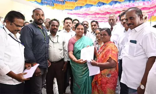 தூத்துக்குடியில் உங்களுடன் ஸ்டாலின் திட்ட முகாம்: அமைச்சர் கீதாஜீவன் பயனாளிகளுக்கு ஆவணங்கள் வழங்கினார் தூத்துக்குடியில் உங்களுடன் ஸ்டாலின் திட்ட முகாம்: அமைச்சர் கீதாஜீவன் பயனாளிகளுக்கு ஆவணங்கள் வழங்கினார்