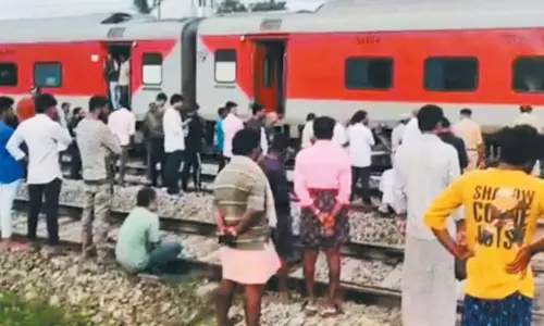 கன்னியாகுமரி ரெயிலில் திடீர் புகை; நடுவழியில் நிறுத்தப்பட்டதால் பயணிகள் அவதி கன்னியாகுமரி ரெயிலில் திடீர் புகை; நடுவழியில் நிறுத்தப்பட்டதால் பயணிகள் அவதி