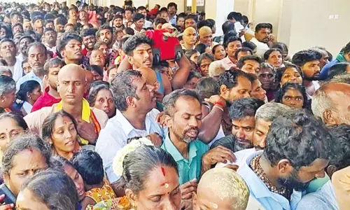 திருச்செந்தூர் கோவிலில் 6 மணி நேரம் காத்திருந்து பக்தர்கள் சாமி தரிசனம் திருச்செந்தூர் கோவிலில் 6 மணி நேரம் காத்திருந்து பக்தர்கள் சாமி தரிசனம்