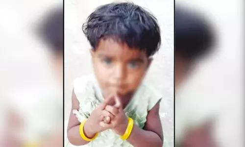 விளையாடிக் கொண்டிருந்தபோது கால்வாயில் தவறி விழுந்து 2 வயது பெண் குழந்தை உயிரிழப்பு விளையாடிக் கொண்டிருந்தபோது கால்வாயில் தவறி விழுந்து 2 வயது பெண் குழந்தை உயிரிழப்பு