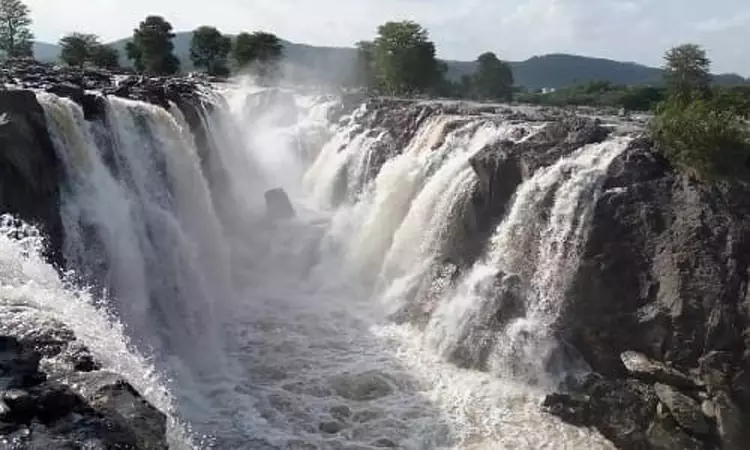 ஒகேனக்கல் காவிரி ஆற்றில் நீர்வரத்து வினாடிக்கு 1 லட்சம் கன அடியாக அதிகரிப்பு