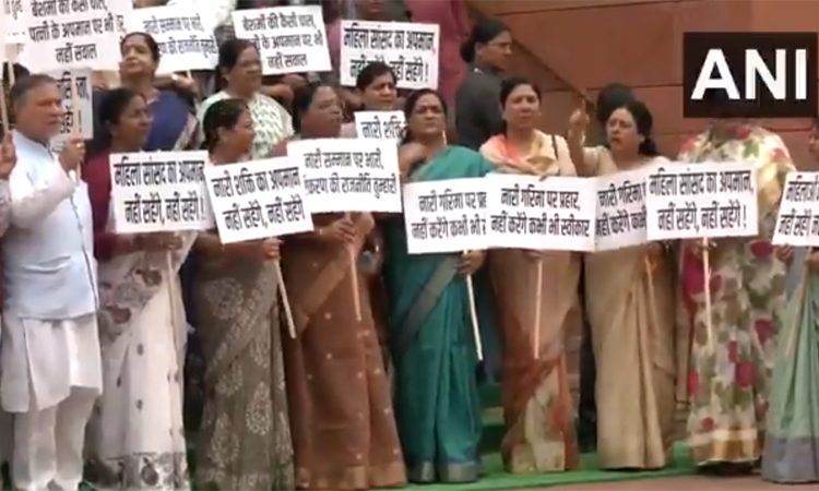 நாடாளுமன்ற வளாகத்தில் எதிர்க்கட்சி எம்.பி.,க்கள் போராட்டம்