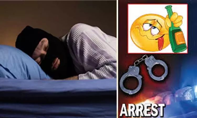 திருட வந்த வீட்டில் போதையில் அயர்ந்து தூங்கிய வாலிபர் - போலீசில் ஒப்படைத்த பொதுமக்கள்