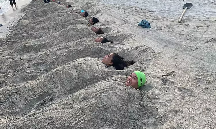 உடலுக்கு புத்துணர்ச்சியூட்டுகிறது - சார்ஜாவில் பிரபலமாகும் மணல் குளியல்