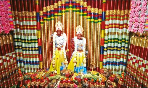 ஆடிப்பூரம்: 50 ஆயிரம் வளையல்களால் அம்மனுக்கு அலங்காரம் ஆடிப்பூரம்: 50 ஆயிரம் வளையல்களால் அம்மனுக்கு அலங்காரம்