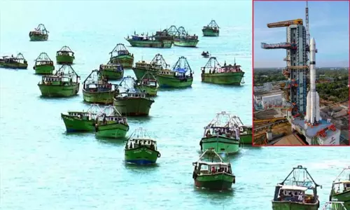 பழவேற்காடு மீனவா்கள் கடலுக்கு செல்லத் தடை பழவேற்காடு மீனவா்கள் கடலுக்கு செல்லத் தடை