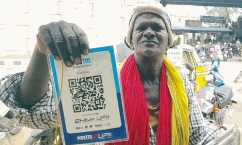 டிஜிட்டல் முறையில் பிச்சை எடுக்கும் முதியவர்- வைரலாகும் வீடியோ
