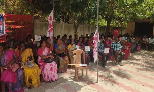 நெல்லை மண்டல கல்லூரிக்கல்வி இணை இயக்குனர் அலுவலகத்தில் பேராசிரியர்கள் காத்திருப்பு போராட்டம் நெல்லை மண்டல கல்லூரிக்கல்வி இணை இயக்குனர் அலுவலகத்தில் பேராசிரியர்கள் காத்திருப்பு போராட்டம்