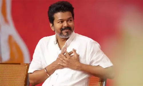 தவெக உறுப்பினர் சேர்க்கை செயலியை நாளை வெளியிடுகிறார் விஜய் தவெக உறுப்பினர் சேர்க்கை செயலியை நாளை வெளியிடுகிறார் விஜய்