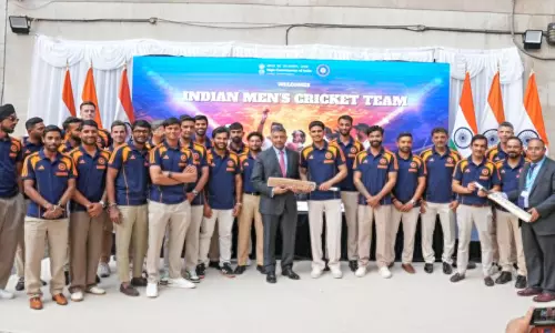 லண்டனில் இந்திய தூதரக அதிகாரிகளுடன் இந்திய கிரிக்கெட் அணியினர் சந்திப்பு