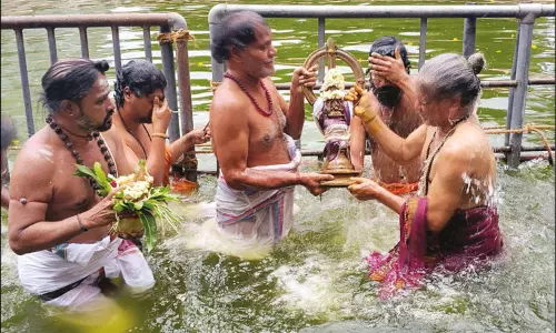 அருணாசலேஸ்வரர் கோவிலில் ஆடிப்பூர பிரம்மோற்சவம் நிறைவு.. சிவகங்கை தீர்த்த குளத்தில் தீர்த்தவாரி அருணாசலேஸ்வரர் கோவிலில் ஆடிப்பூர பிரம்மோற்சவம் நிறைவு.. சிவகங்கை தீர்த்த குளத்தில் தீர்த்தவாரி