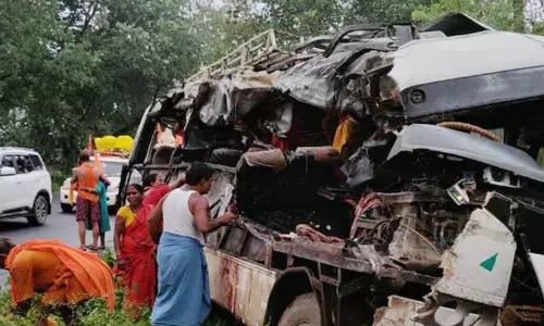 ஜார்க்கண்டில் பேருந்து விபத்து - 18 பக்தர்கள் பலி ஜார்க்கண்டில் பேருந்து விபத்து - 18 பக்தர்கள் பலி