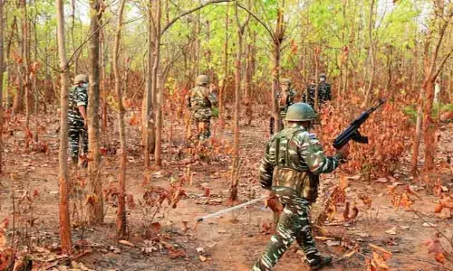 சத்தீஷ்கார்: பாதுகாப்பு படைகளுக்கும், நக்சலைட்டுகளுக்கும் இடையே துப்பாக்கி சண்டை சத்தீஷ்கார்: பாதுகாப்பு படைகளுக்கும், நக்சலைட்டுகளுக்கும் இடையே துப்பாக்கி சண்டை