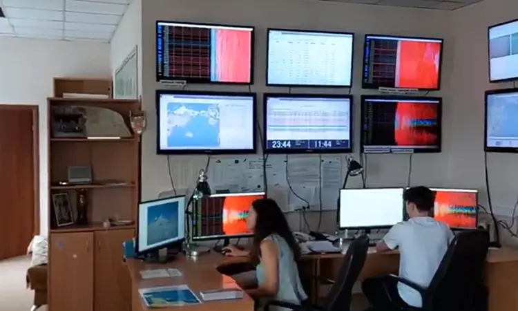 ரஷியா, ஜப்பான் அருகே கடுமையான நிலநடுக்கம்; பல அடி உயரத்திற்கு எழும்பிய சுனாமி அலைகள்